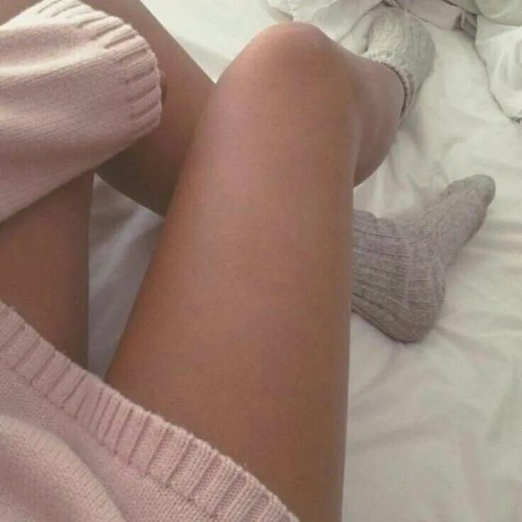 Бедра в постели. Женские ножки на кровати. Ноги девушки. Ноги девушки в кровати. Красивые ноги девушек.