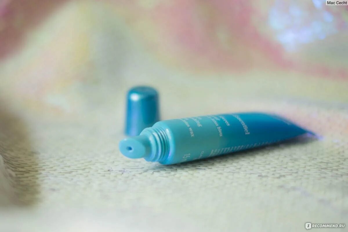 Clarins бальзам для губ hydra-essentiel. Бальзам для губ hydra-essentiel кларинс. Hydra-essentiel moisture replenishing lip balm. Синий тюбик кларанс. Clarins hydraquench cream.