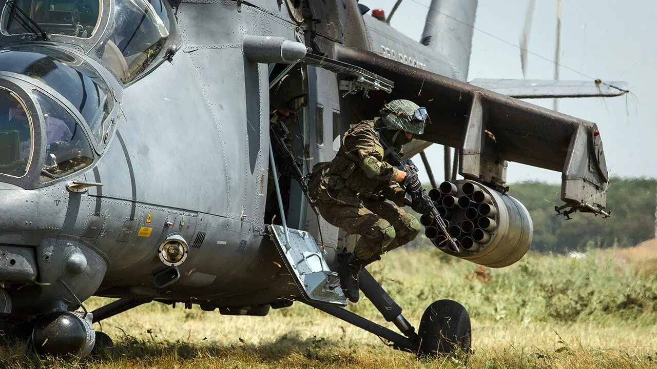 Вертолет десантников. Вертолет ВДВ ми 35. Ми-24 десантирование. Десант с вертолета ми-24. Ми 24 высадка десанта.