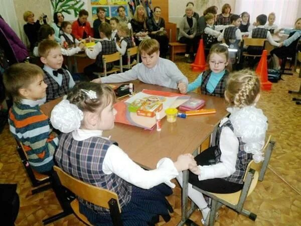 Урок в начальной школе. Внеклассные занятия в школе. Школьные мероприятия. Внеурочная деятельность в школе дети. Внеклассное мероприятие для школьников