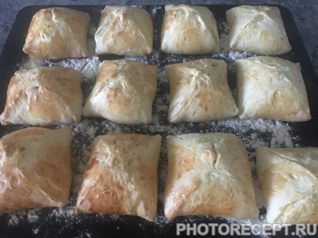 Конвертики из куриного филе. Конвертики из филе с сыром пошагово. конвертики из теста с луком в казане. конвертики на сковороде а потом в духовке.
