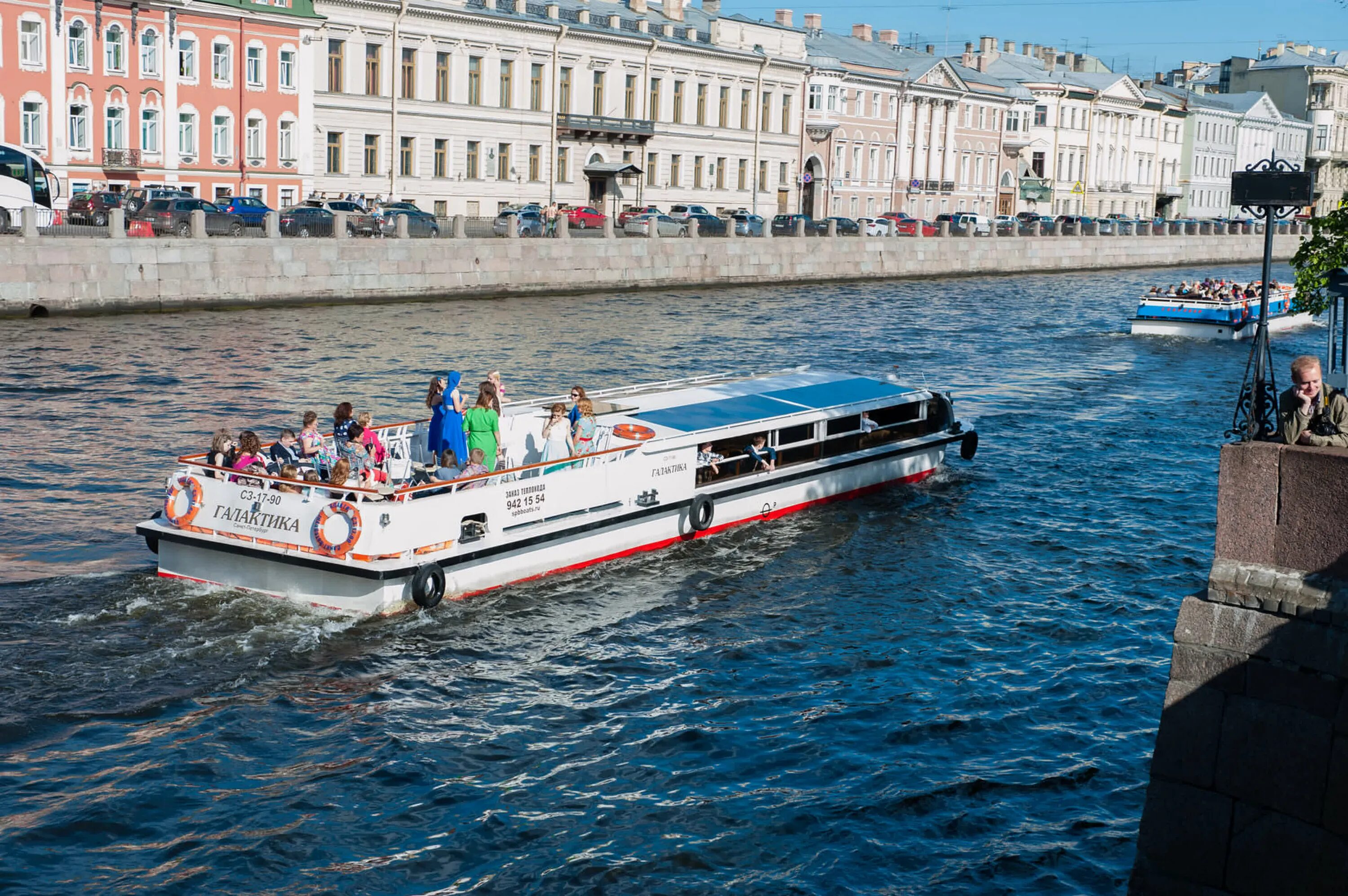 Кораблики спб цена. Речные прогулки по Неве в Санкт-Петербурге. Санкт-Петербург теплоход по реке Неве. Теплоход на Неве Питер.