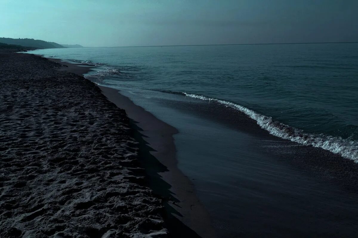 Есть черный океан. Каспийское море черный песок. Темное море. Мрачное море. Мрачный океан.