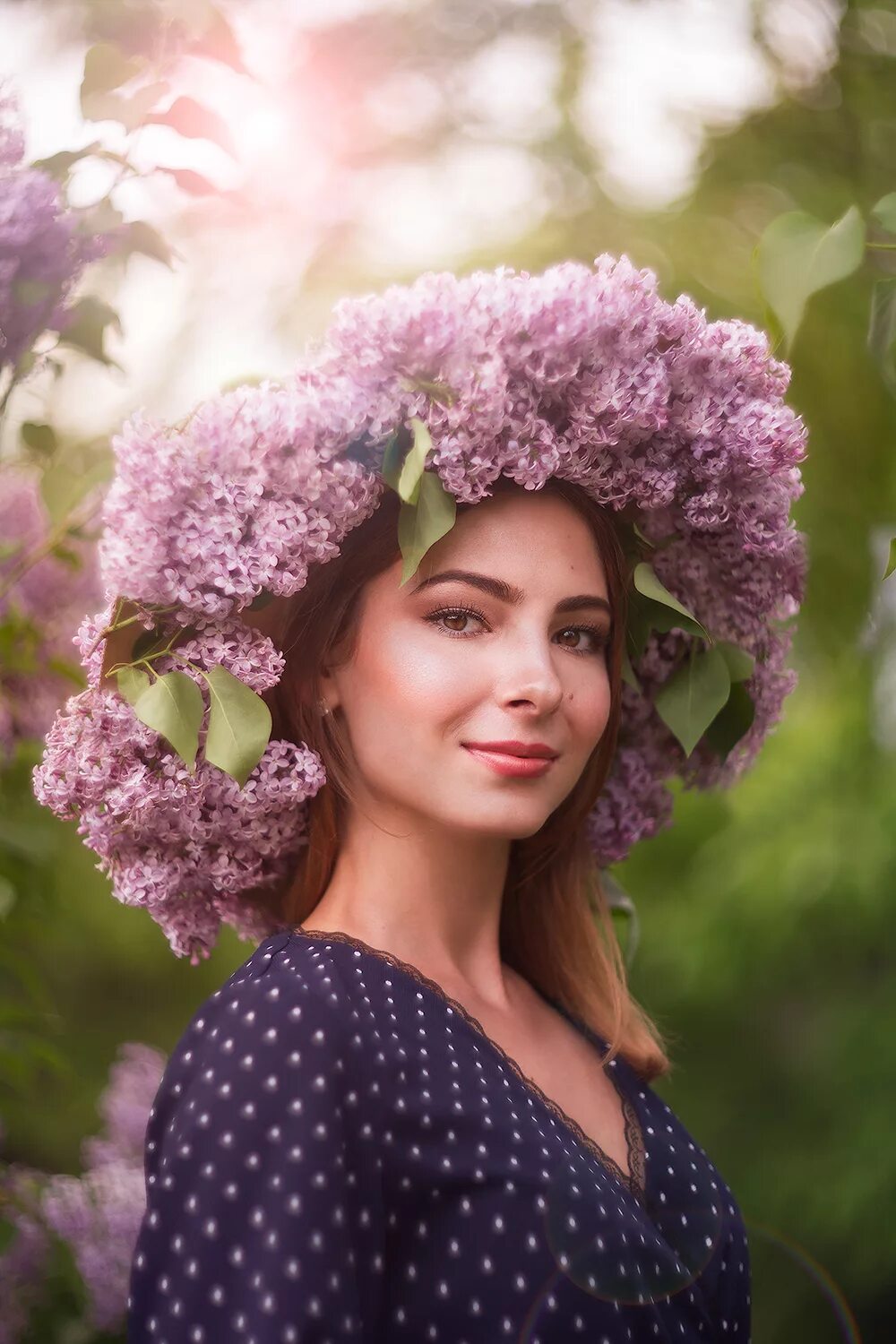 Портрет без цветов. Девушка с сиренью. Портретная фотосессия с цветами. Венок из сирени. Портрет в сирени.