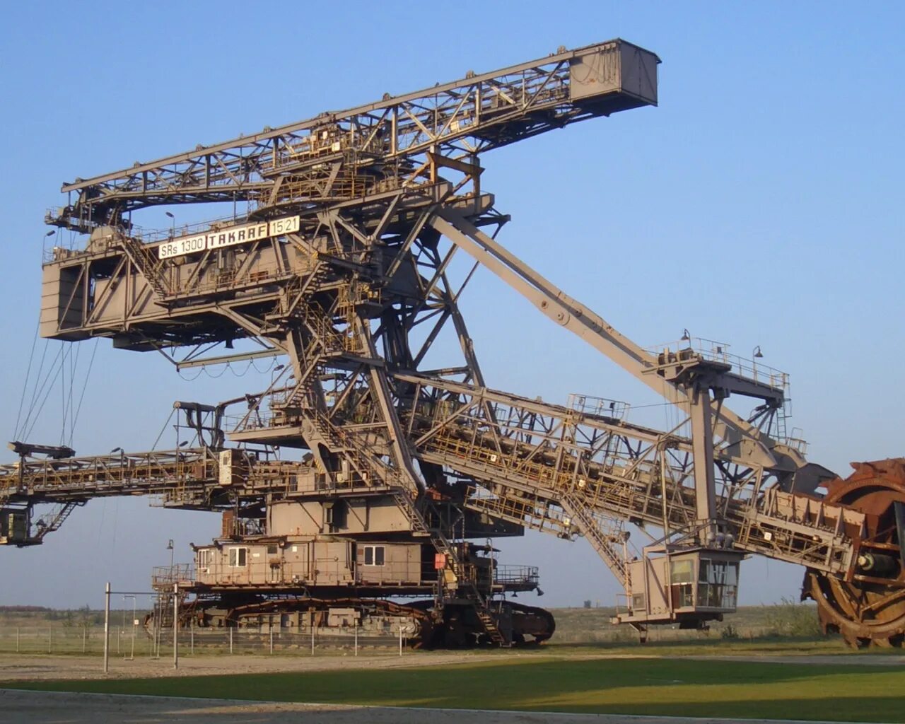 Самосвал komatsu 930e. Битва роботов giant robot duel. Slj 900 мостоукладчик. Горный комбайн bagger 288. Парящие острова фэнтези.