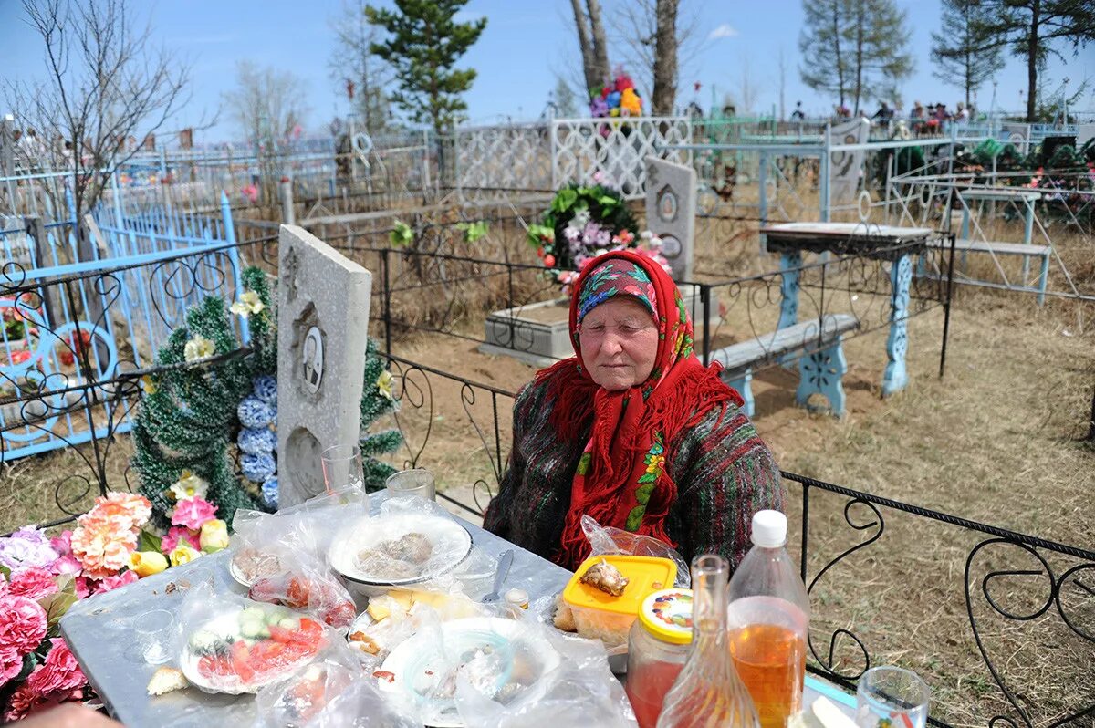 Пасха на кладбище. Поминки на кладбище на Пасху. Родительский день на кладбище. Пасха люди на кладбище.