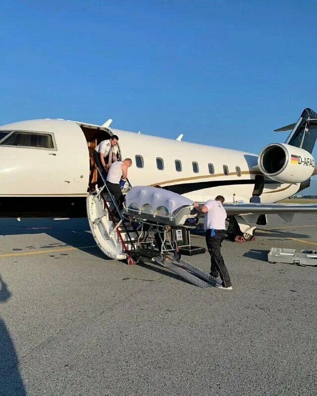 Самолет с пассажиром. Самолет везет людей. Навального грузят в самолет. Самолеты для транспортировки больных. Новогодний самолет.