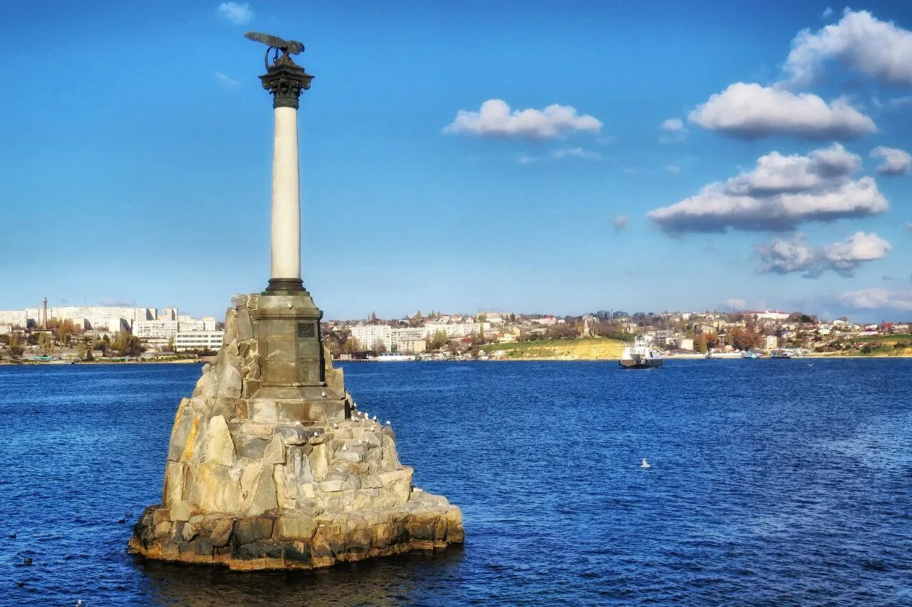 Севастополь памятник затонувшим. Севастополь памятник затопленным. Памятник потопившим кораблям севастополь. Севастополь памятник затонувшим. Памятник затонувшим кораблям в крыму.