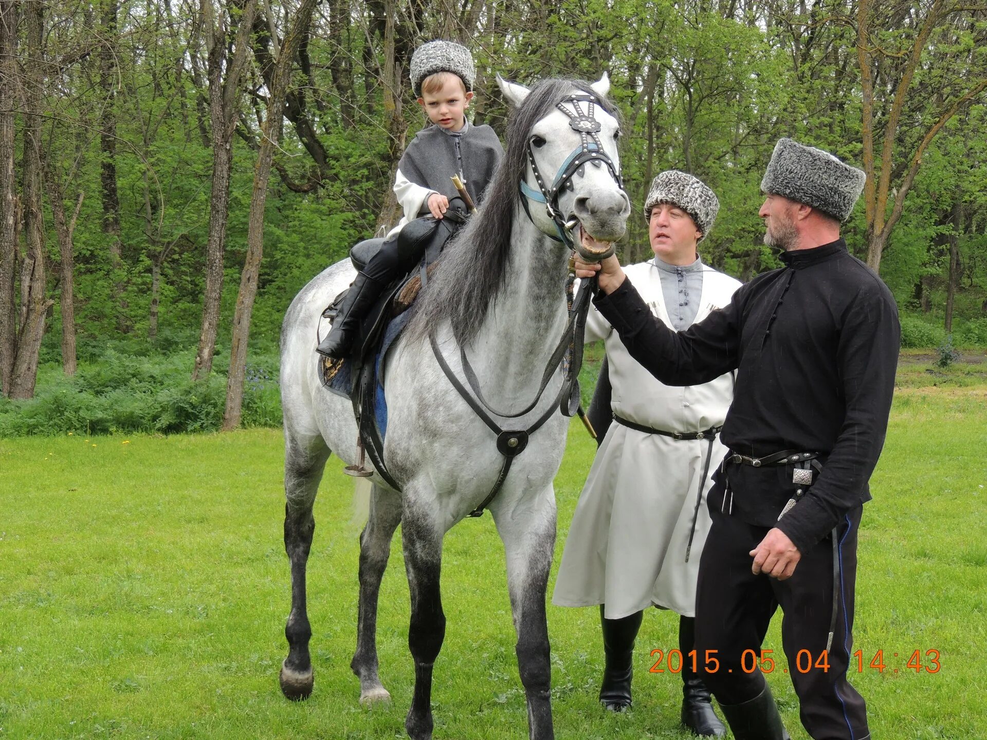 Обряд женщина в коне. Обряд «посвящение в казаки» в Иловле. Традиция Казаков посажение на коня. Дети Казаков на лошадях. Казачьи традиции посажение на коня.