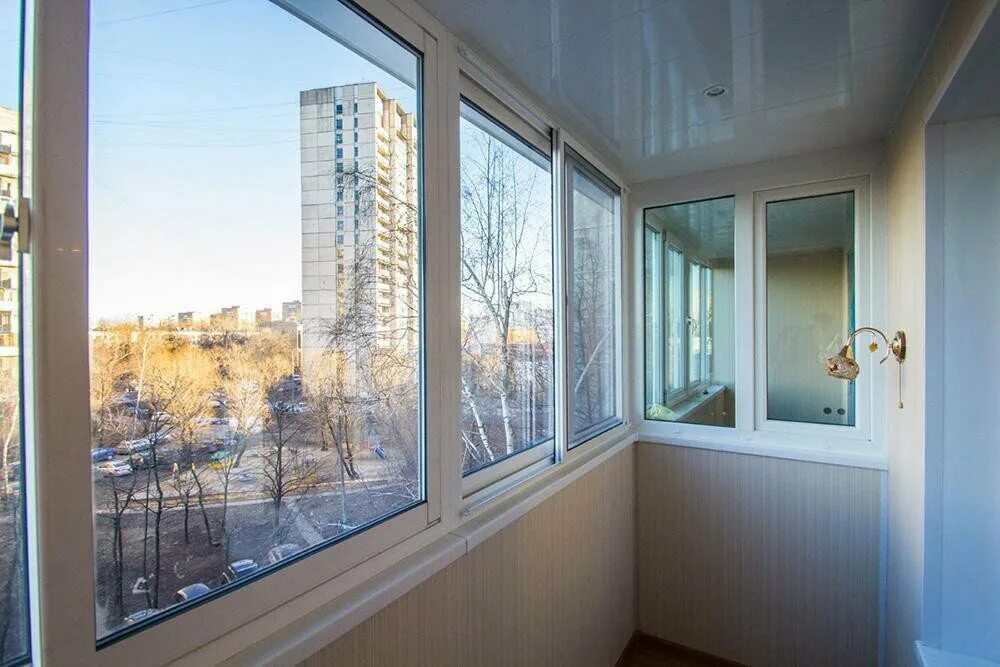 пластиковый балкон. ремонт балконных окон. французское панорамное остекление балкона п44. отделка лоджии под ключ. ремонт балконных окон.