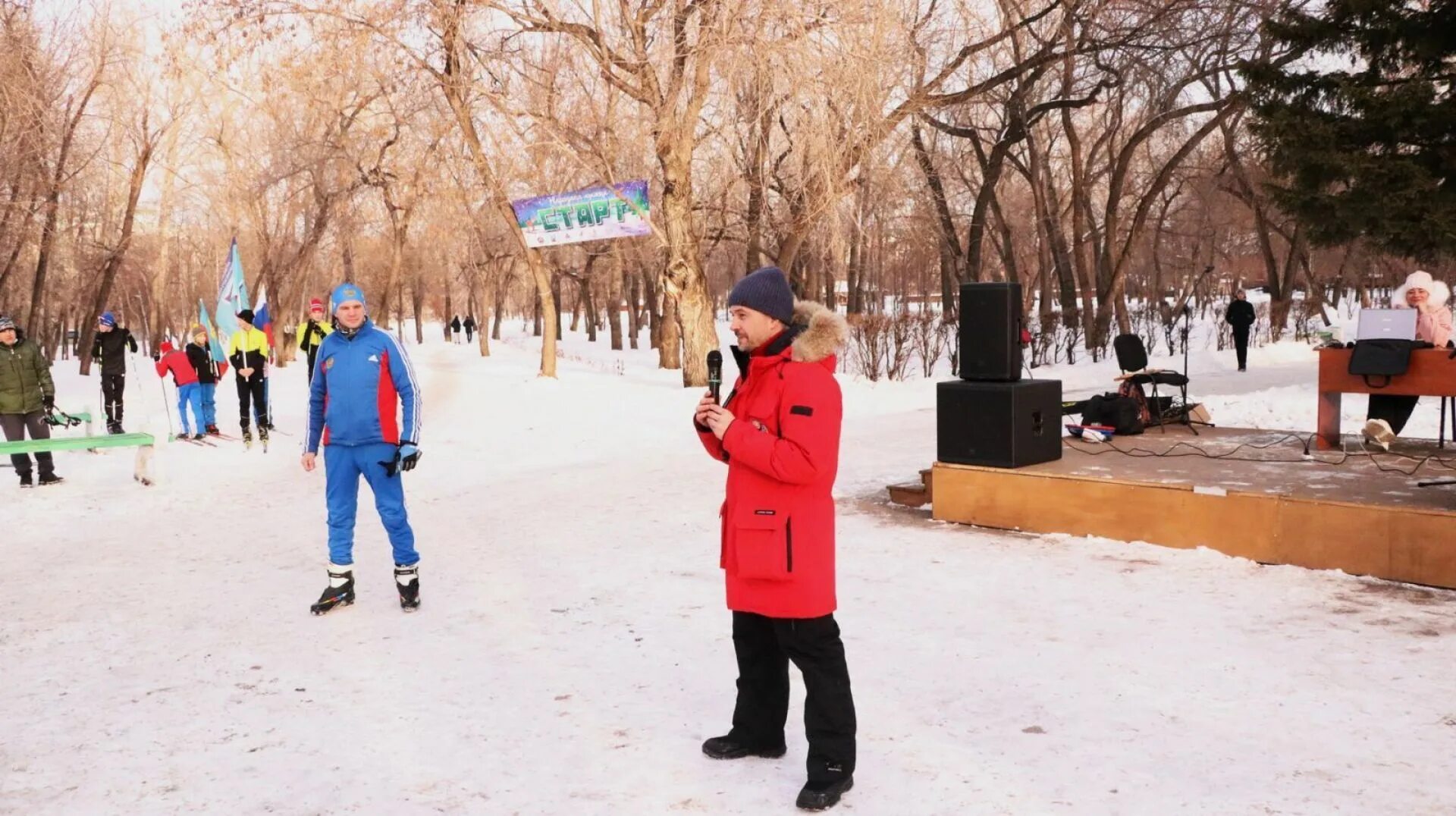 Каток в парке изумрудном барнаул. Парк центрального района каток барнаул. Парк изумрудный барнаул 2023. Каток в парке изумрудном барнаул. Изумрудный парк барнаул зимой.