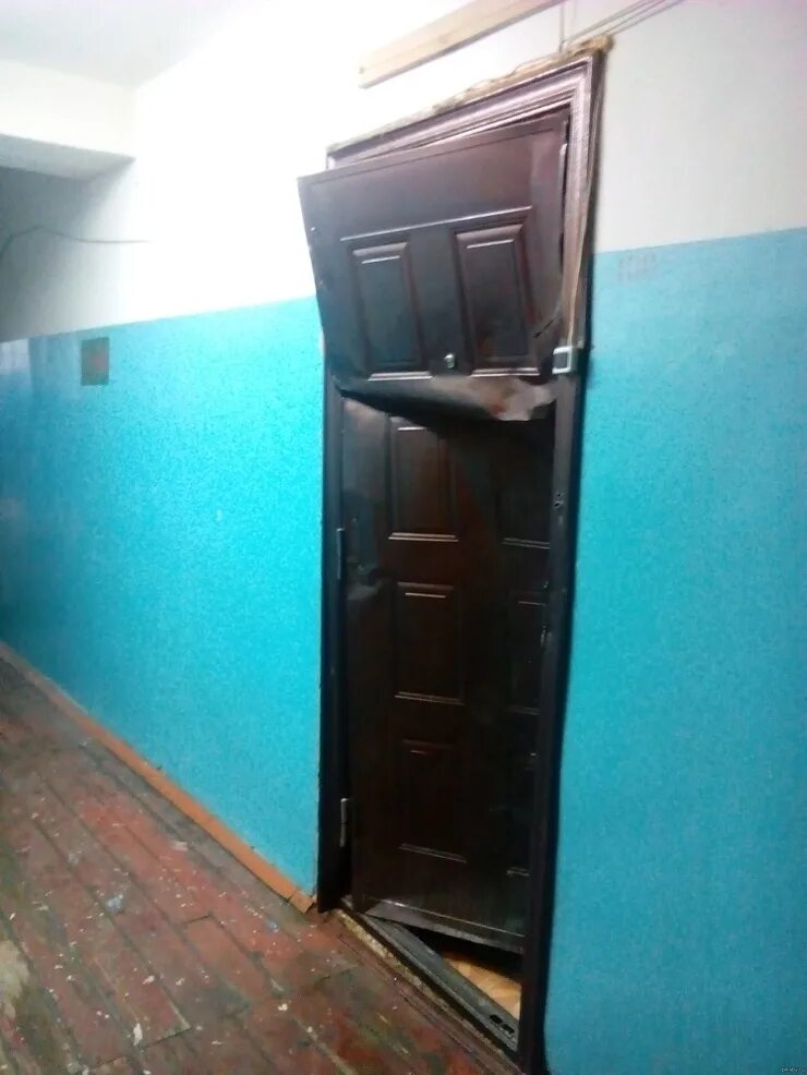 Сломалась железная дверь. Квартирная дверь в подъезде. Входная дверь в квартиру в подъезде. Сломанная дверь. Двери входные в подъезд металлические.
