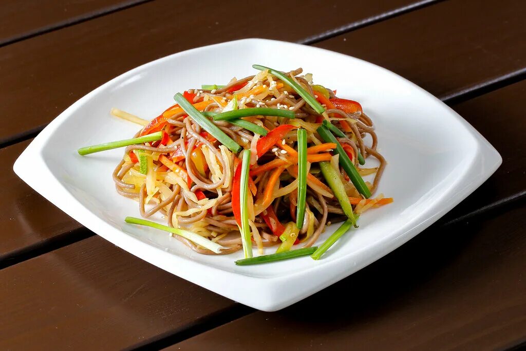 Лапша удон с кисло сладким соусом. Лапша в кислом соусе. Вок удон. Удон со свининой в кисло-сладком соусе. Соба со свининой в кисло сладком соусе.