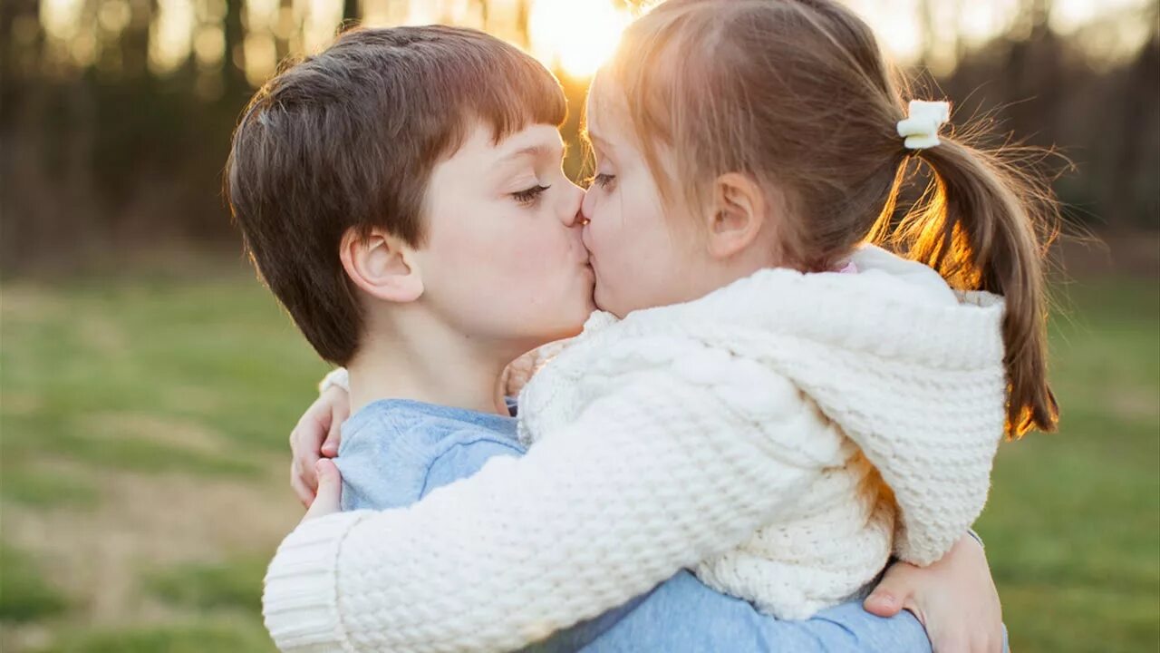 Поцелуй мальчика и девочки. Детский поцелуй. Любовь детей 10 лет. Любовь между детьми. Сестра любит брата видео