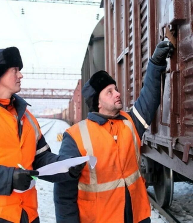 Прием груза вагонами. Приемосдатчик груза и багажа осмотр вагонов. Коммерческий осмотр вагонов. Приемщик поездов. Приемосдатчики на железной дороге.