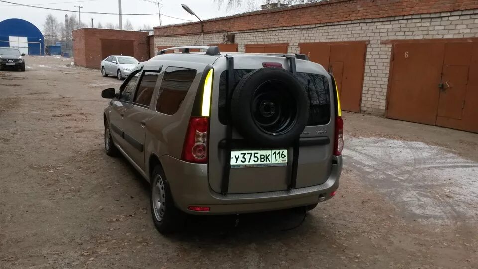 Запаска на ларгус на дверь. Запаска ларгус. запасное колесо ларгус.