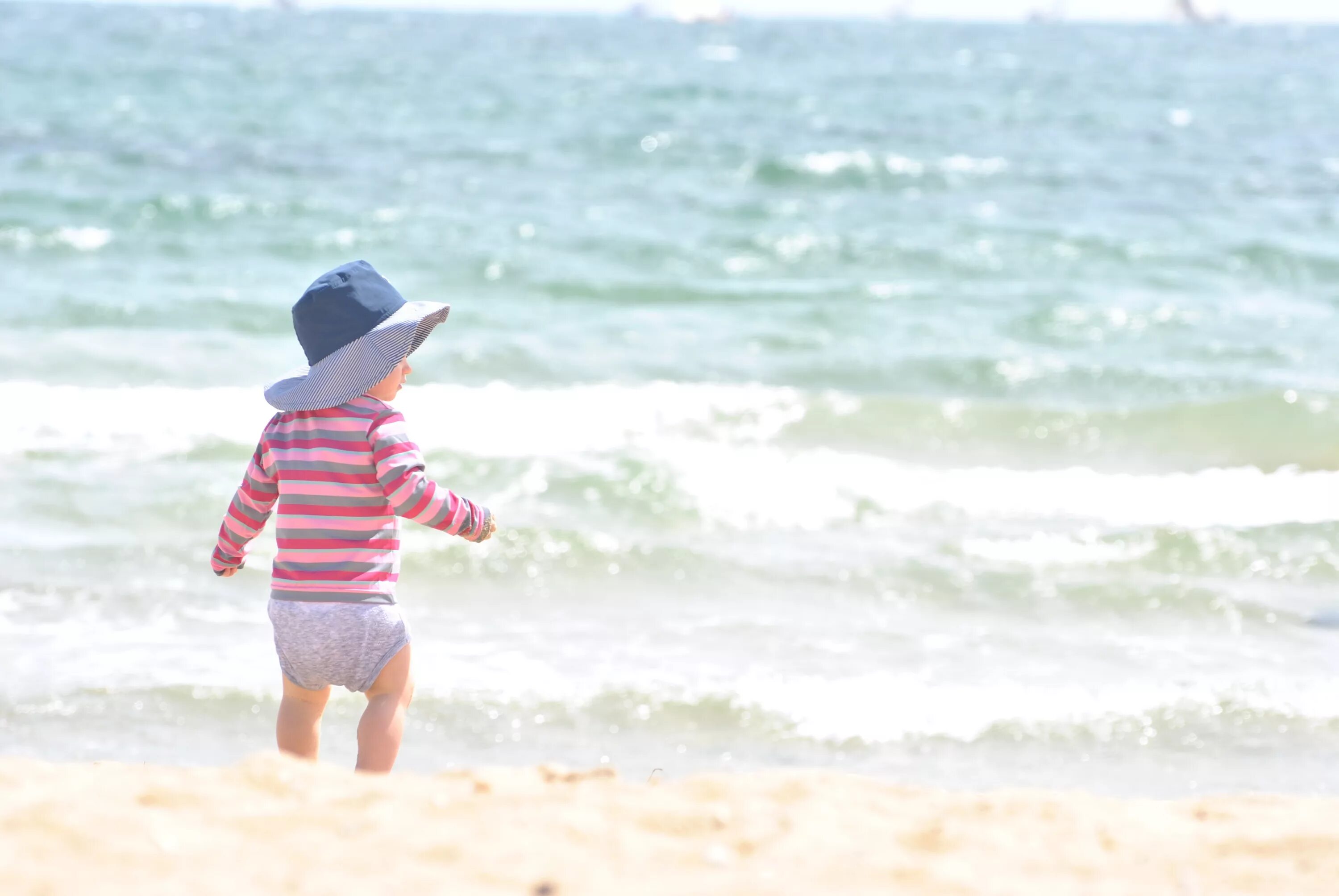 Малыш на море. Дети на берегу моря. Детская фотосессия на море. Маленькие дети на море.