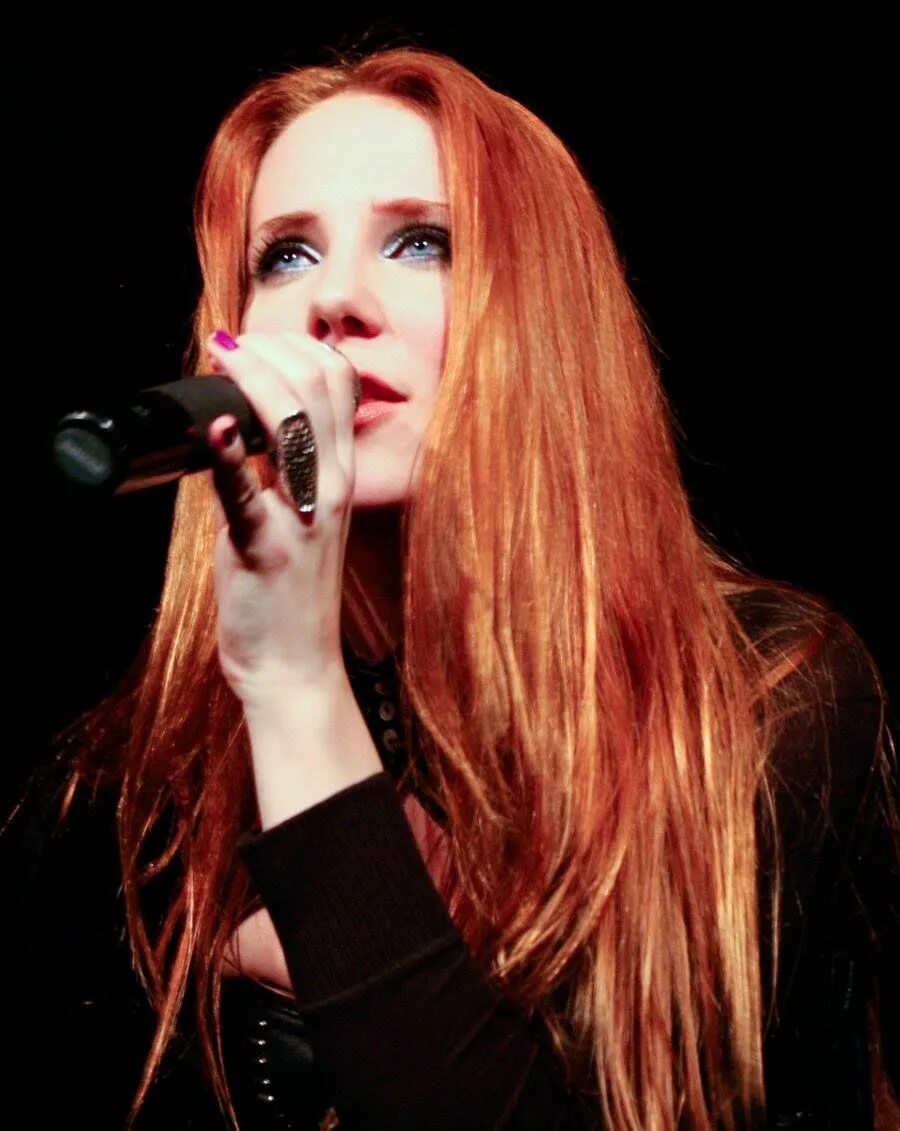 Поющий волос. Simone Simons Epica. Epica солистка. Симона Симонс рыжая. Группа Epica.