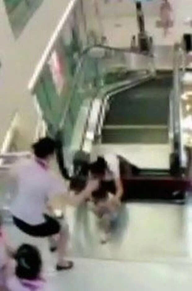 Ребенка успели спасти. Мальчик провалился под лед. Женщина провалилась в эскалатор. Спасатель мчс для детей. Пожар волгодонск 9.