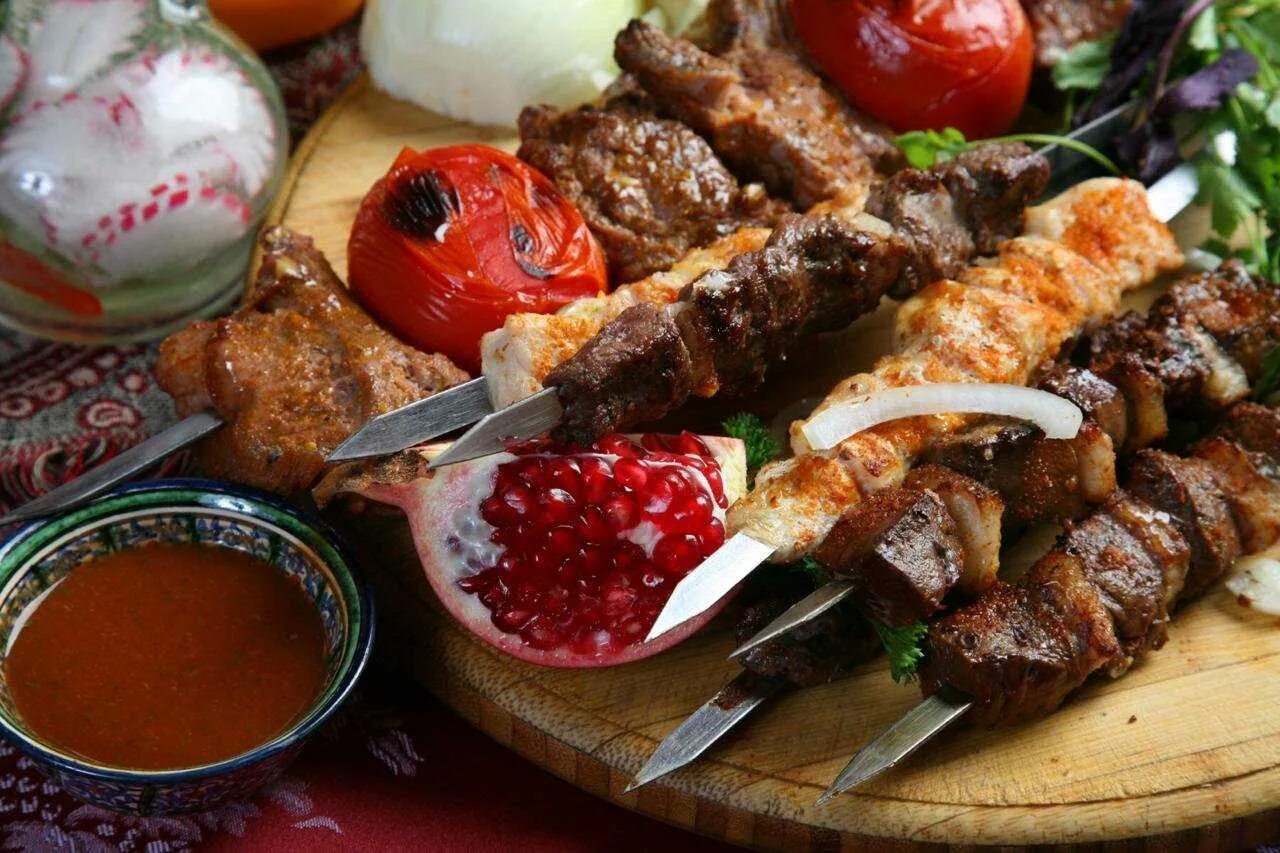 Вкусно ели. Люля-кебаб узбекская кухня. Люля-кебаб азербайджанский. Шашлык люля кебабузбеский. Узбекский люля кебаб шашлык.