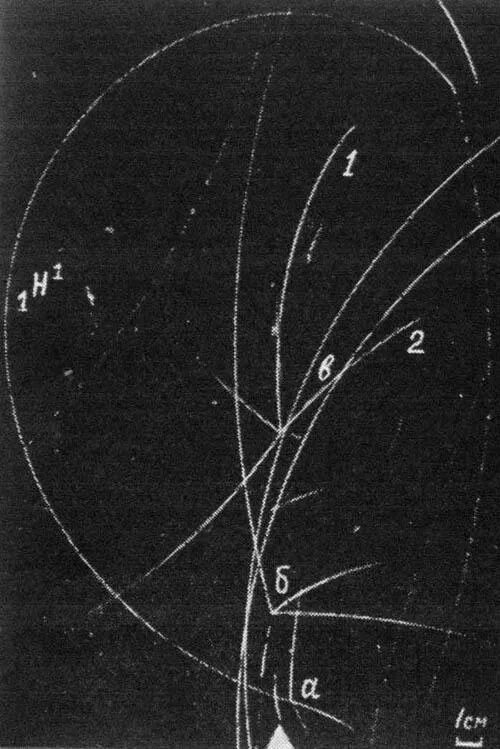 Треки двух частиц в камере вильсона. Трек нейтрона в камере Вильсона. Треки частиц в камере Вильсона. Треки Альфа частиц в камере Вильсона. Альфа частицы в камере Вильсона в магнитном поле.