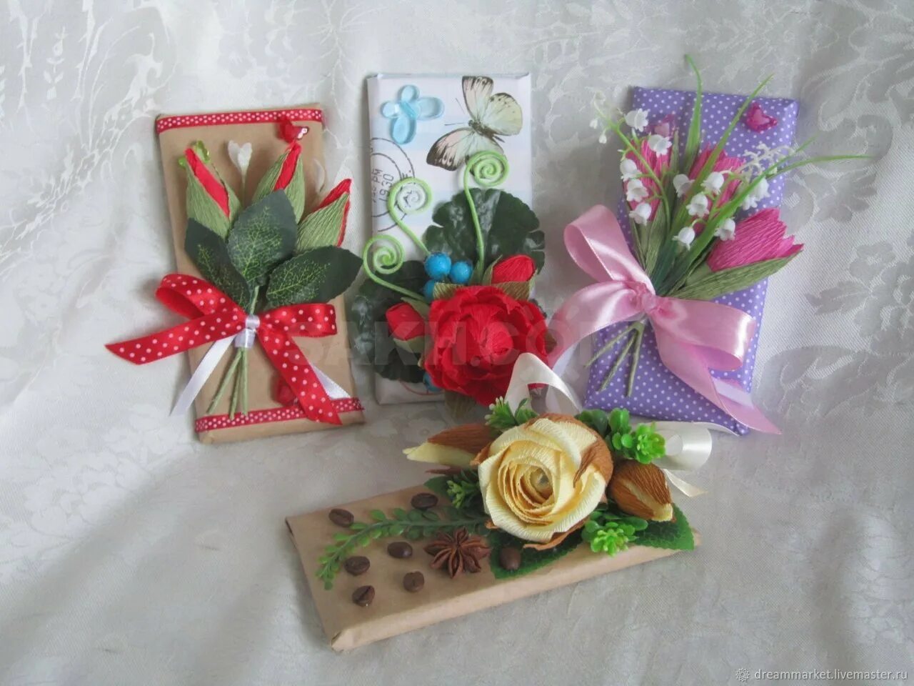 Оформление шоколадки своими руками. Упаковка шоколада в гофрированную бумагу. Упаковка подарка в гофрированную бумагу. Упаковка шоколада в гофрированную бумагу. Украшение обертки шоколада.