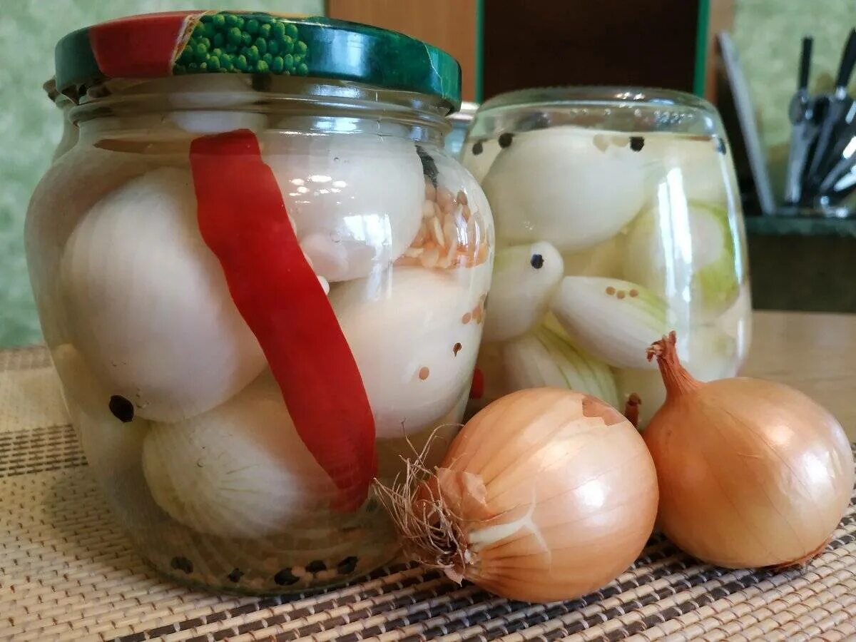 Соленый чеснок на зиму рецепты. Маринованный лук. лук репчатый консервированный. маринованный лук в банке. заготовки чеснока в банке.