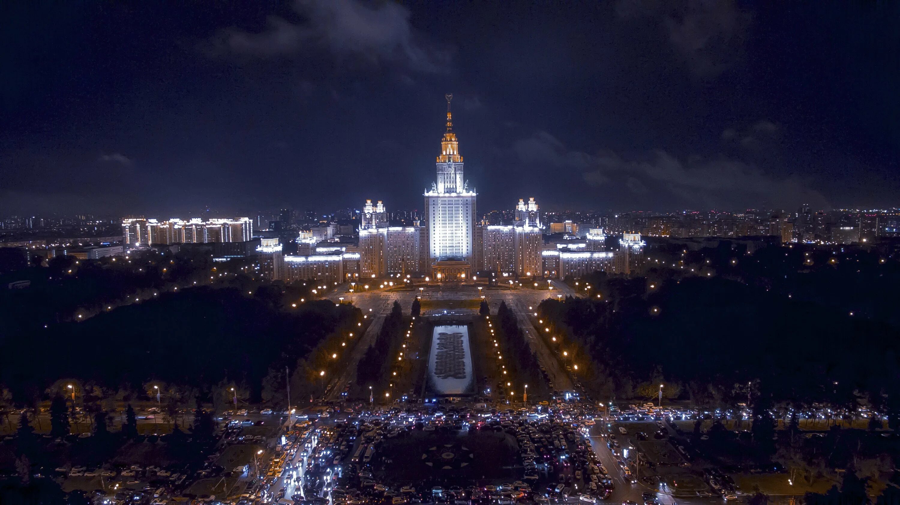 Мгу рабочие. Сталинские высотки МГУ. МГУ Воробьевы горы. Воробьёвы горы Москва МГУ ночью.