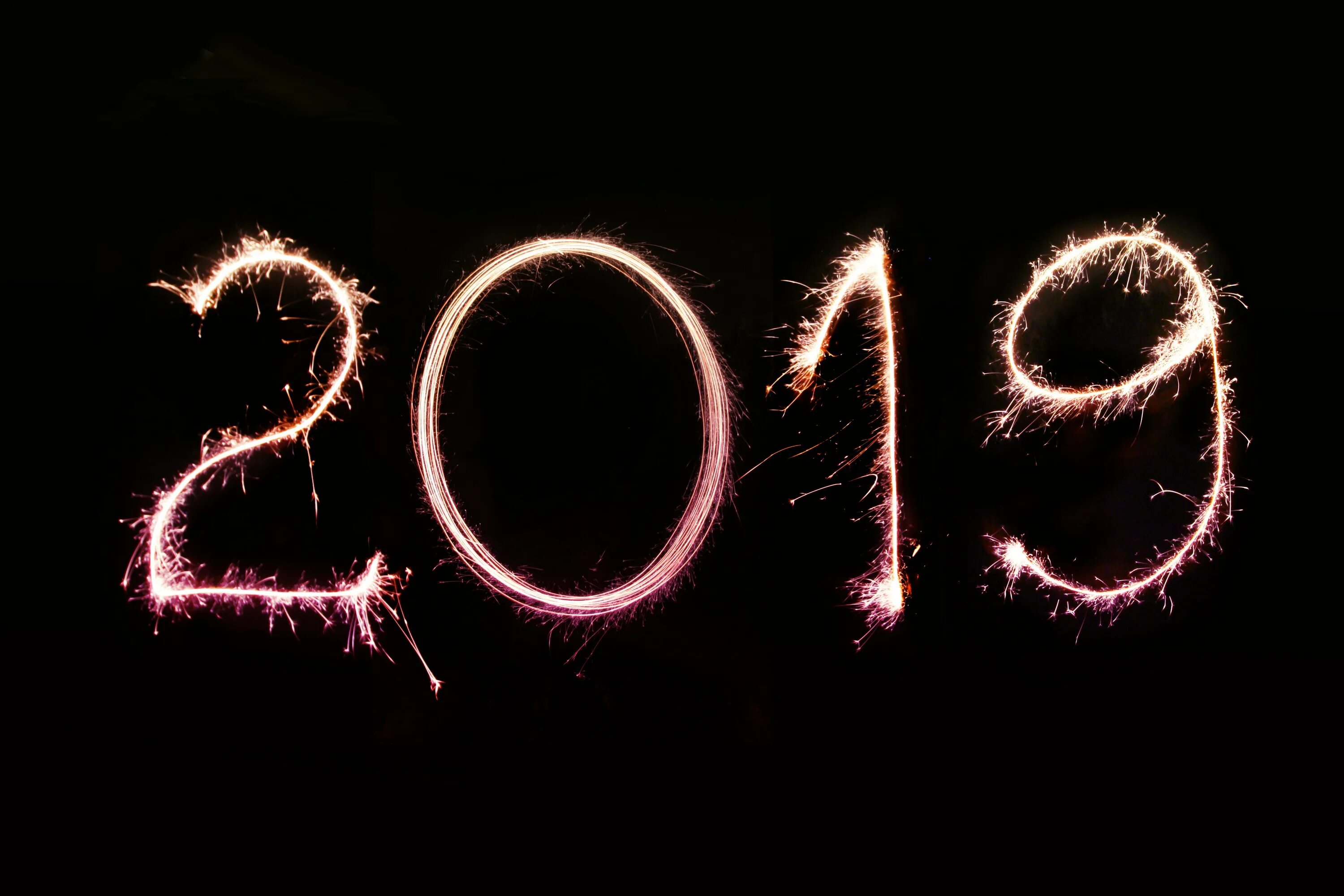 Надпись 2019 год. 2019 Год картинка. Новый год надпись. 2019 Год на черном фоне. 2019 год назначен годом