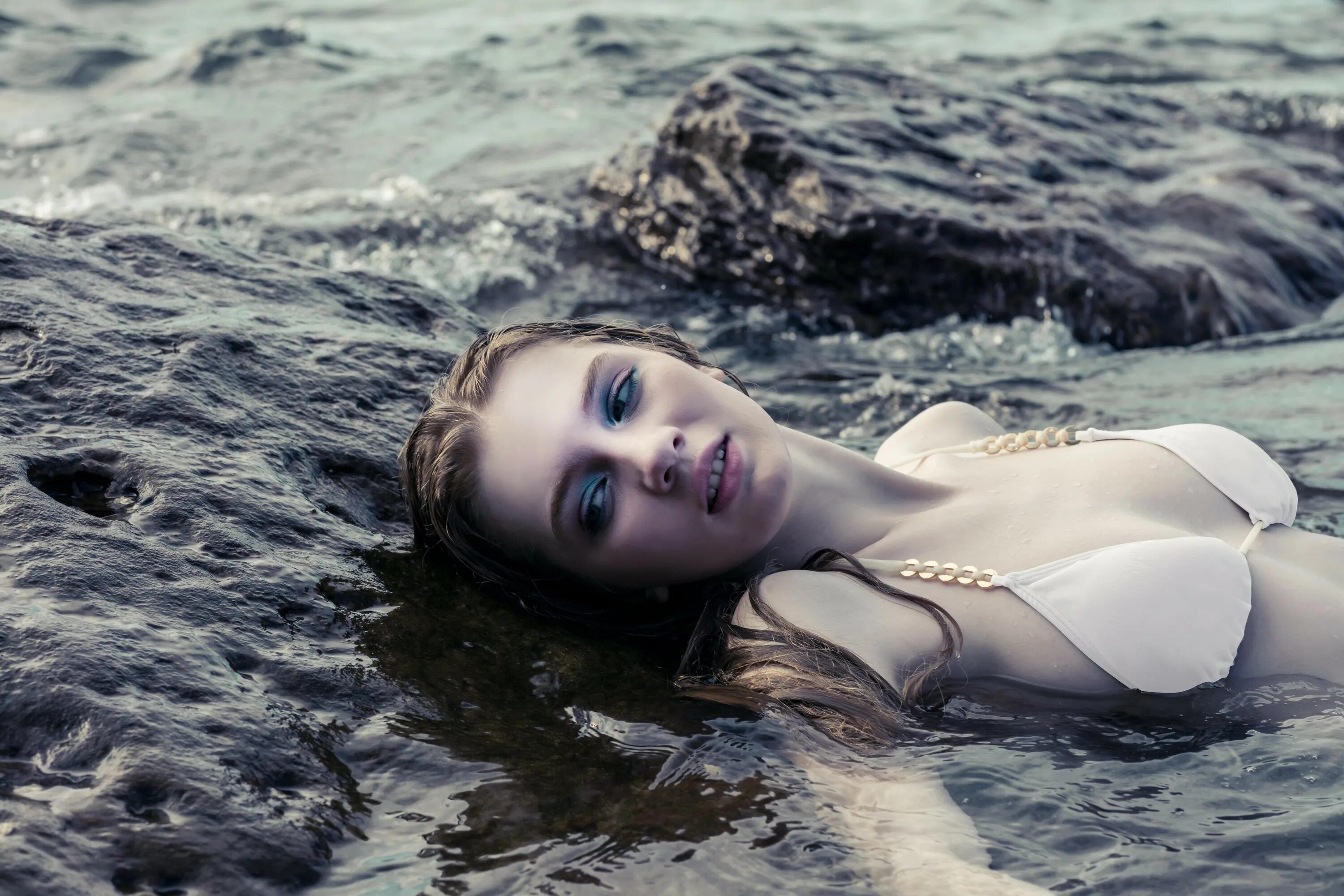 Девушки одежде воде. Девушка в воде. девушка лежит в воде. красивые девушки в воде. модель воды.