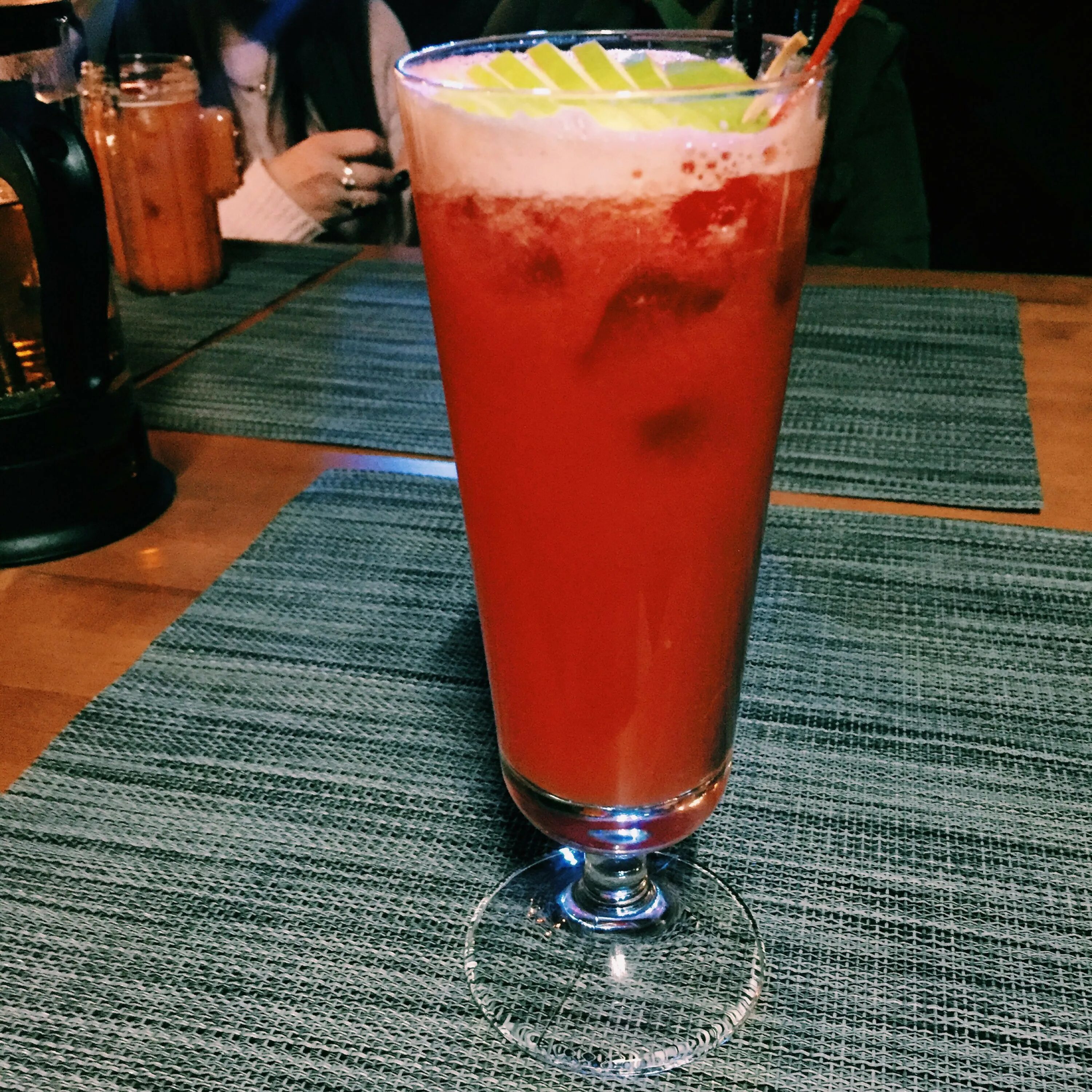 Бар коктейль отзывы. Коктейль на столе. Tesla bar рубинштейна. Бар напитки. Бар коктейль отзывы.