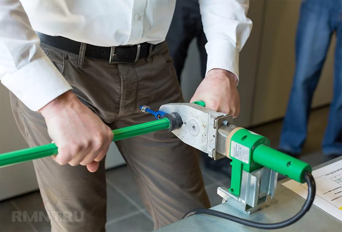 Монтаж труб водоснабжения. Мастер полипропилен. Стыковая сварка полипропиленовых труб. Пайка муфт полипропилена. Пайка полипропиленовых труб.