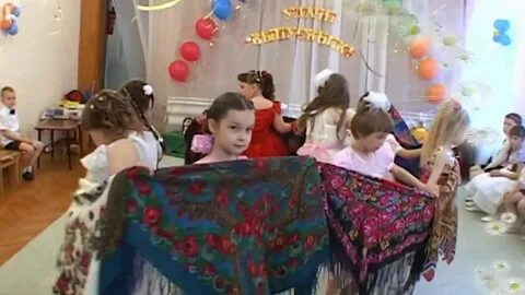 Танец девочек с платками в детском саду