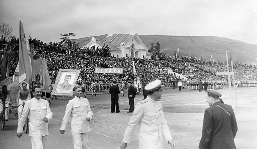 Август 1951. 1960 Магаданский стадион. Стадион Магадан. 1950 Магадан стадион. Старый Магадан дворец спорта.