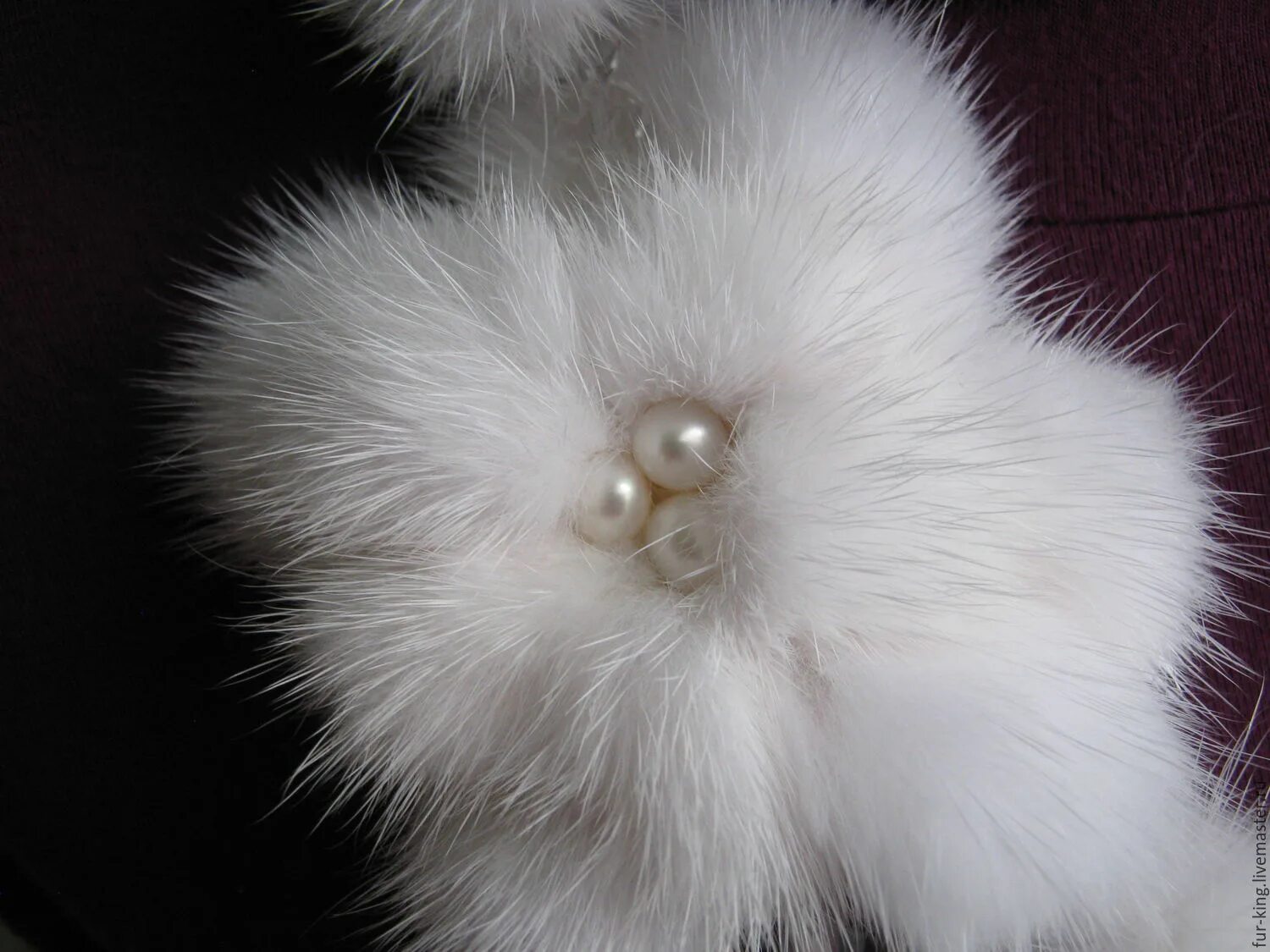 украшения из кожи и меха. рукоделие из меха. изделия из остатков меха. брошь из кожи и меха. что можно сделать из меха своими руками.