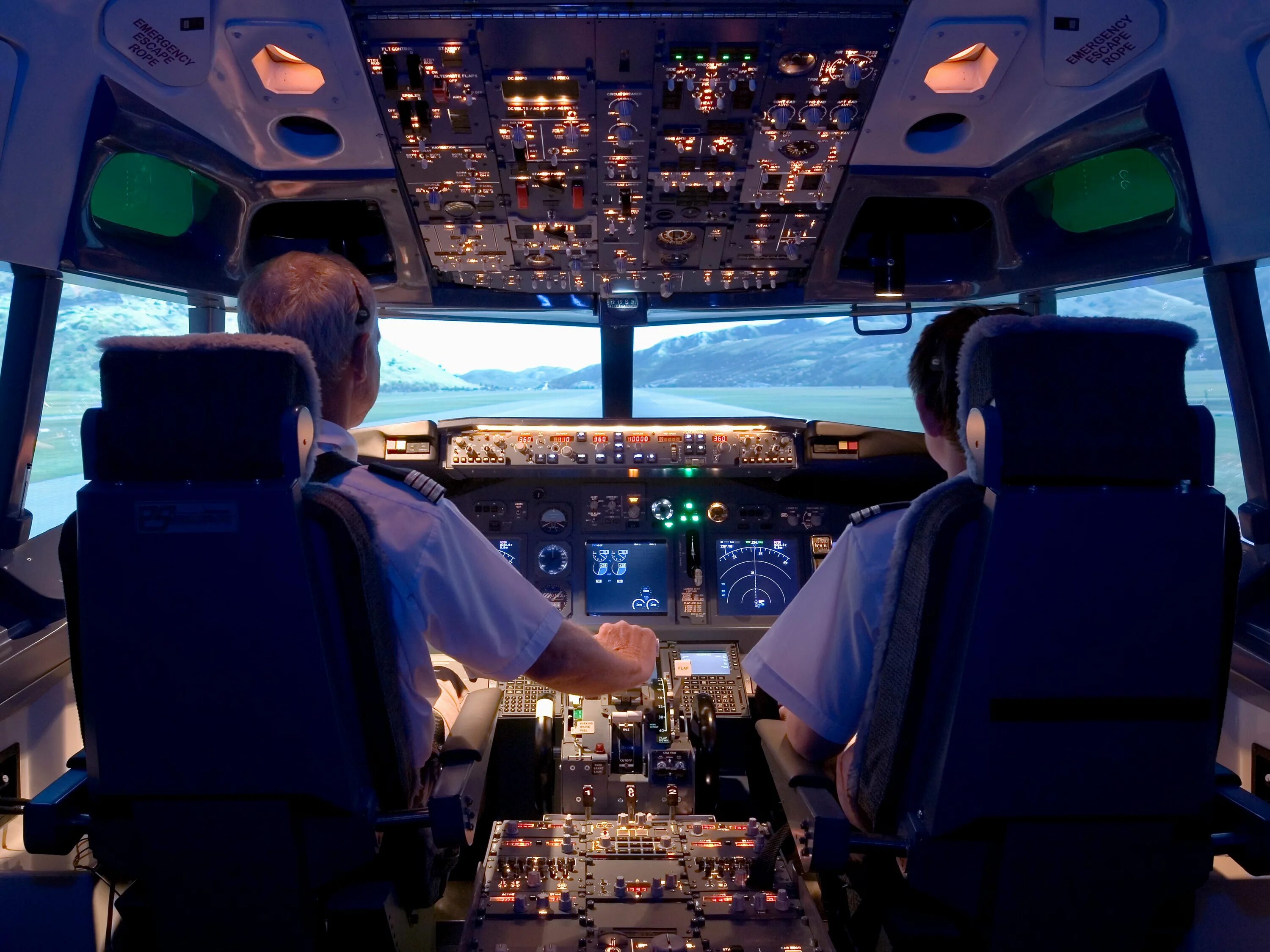 Кабина пилота. Airbus a321 кабина. Полет на большом самолете. Самолет над горами. Кабина самолёта аэробус а380.