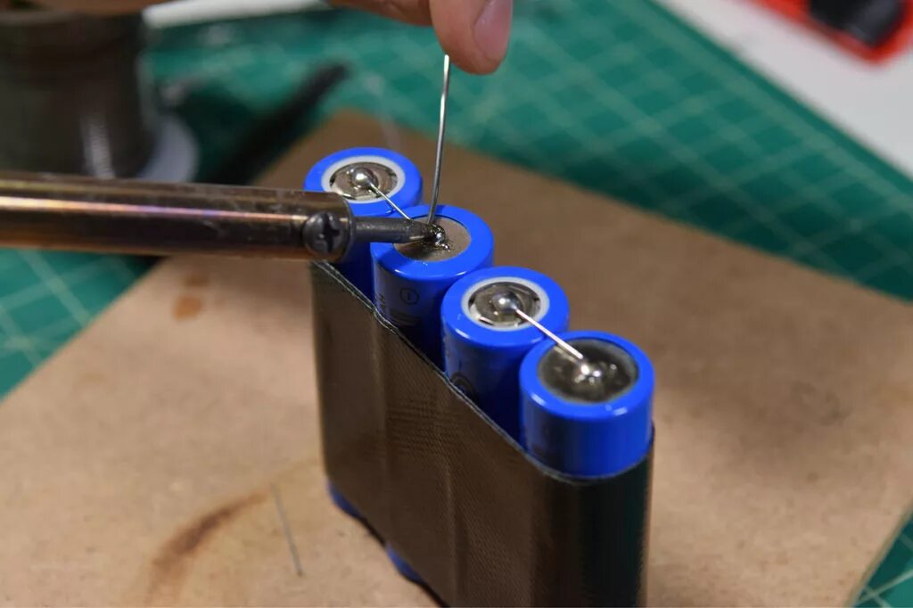 Схема соединения аккумуляторных батарей для ибп. Схема подключения акб 12в для ибп. Как правильно собрать аккумулятор. 18650-13s3p. Аккумуляторная батарея из 18650.