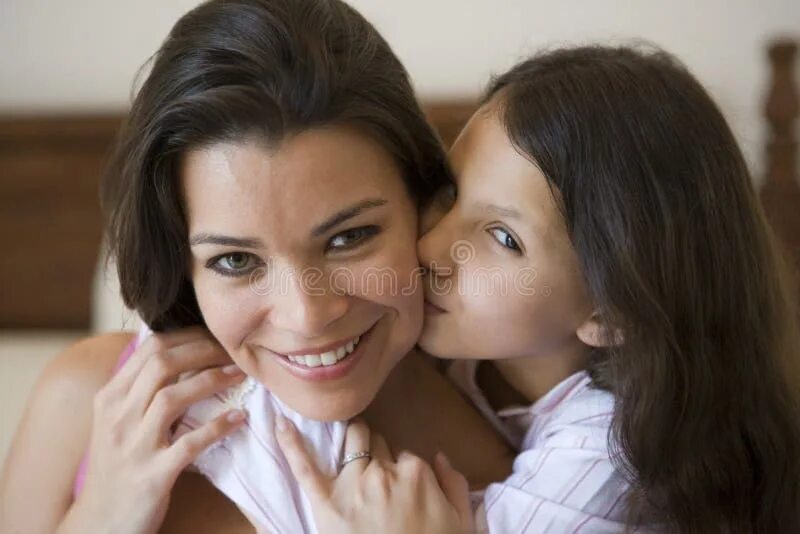 Картинка мама расчесывает дочку. Ребенок дарит подарок маме. The mother to her daughter. The mother to her daughter. Pick up children from school.