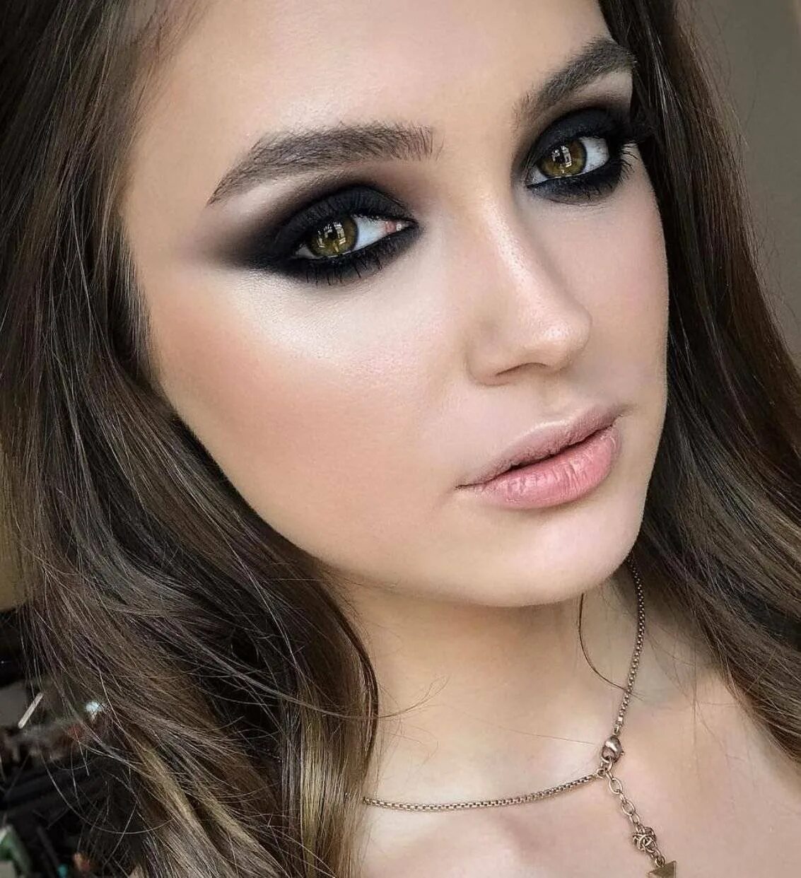 Смоки макияж томина. Макияж смоки айс черный. Смоки браун. Темный смоки макияж. Макияж глаз смоки айс черный.