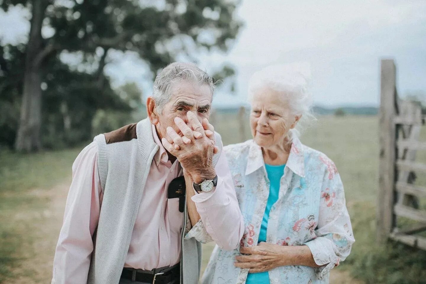 Трогательный возраст. Старики. Старая пара. Счастливые бабушка и дедушка. Старики любовь.