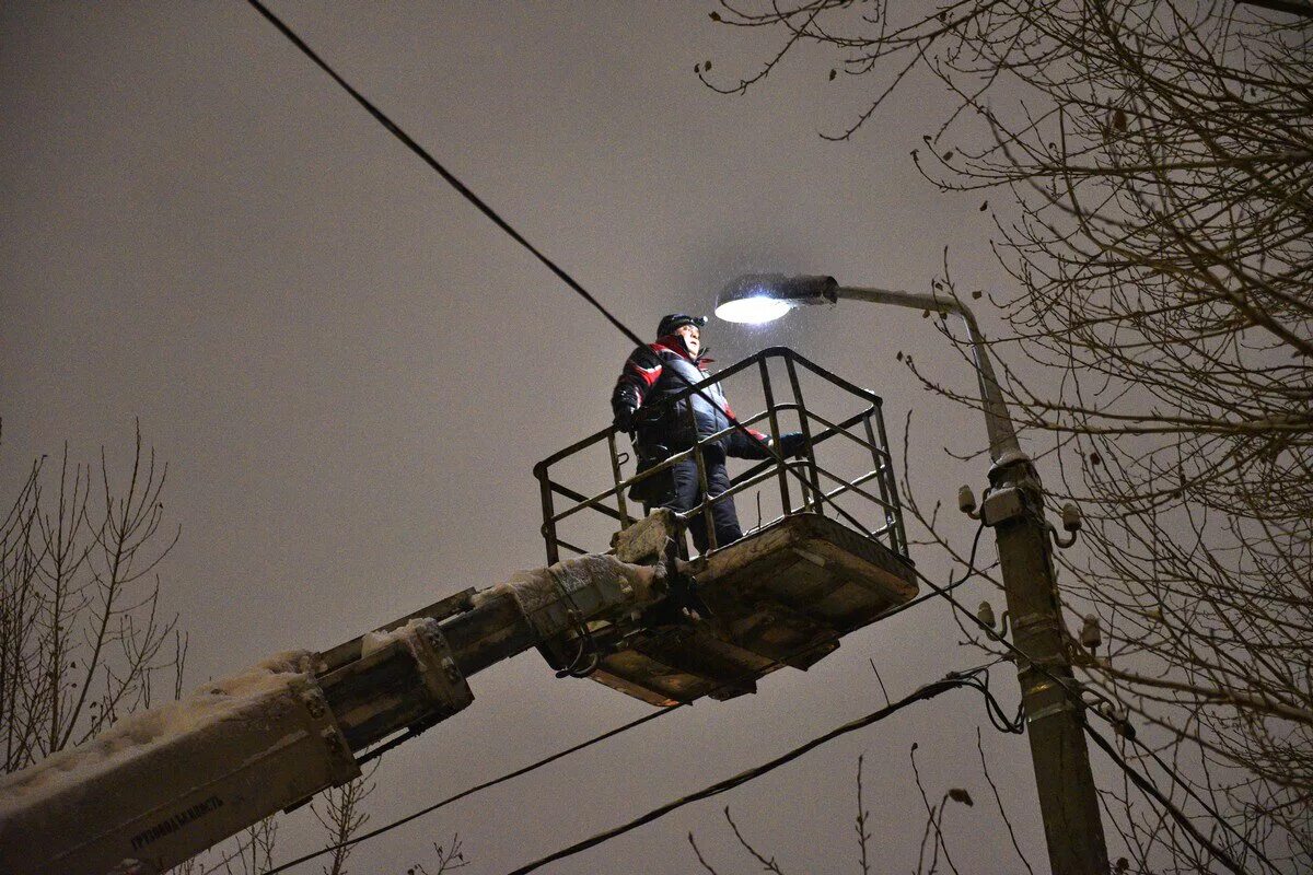 Отключение света новгород. Восстановили уличное освещение. Монтаж уличного освещения. Монтаж фонарей уличного освещения. Реконструкция уличного освещения.