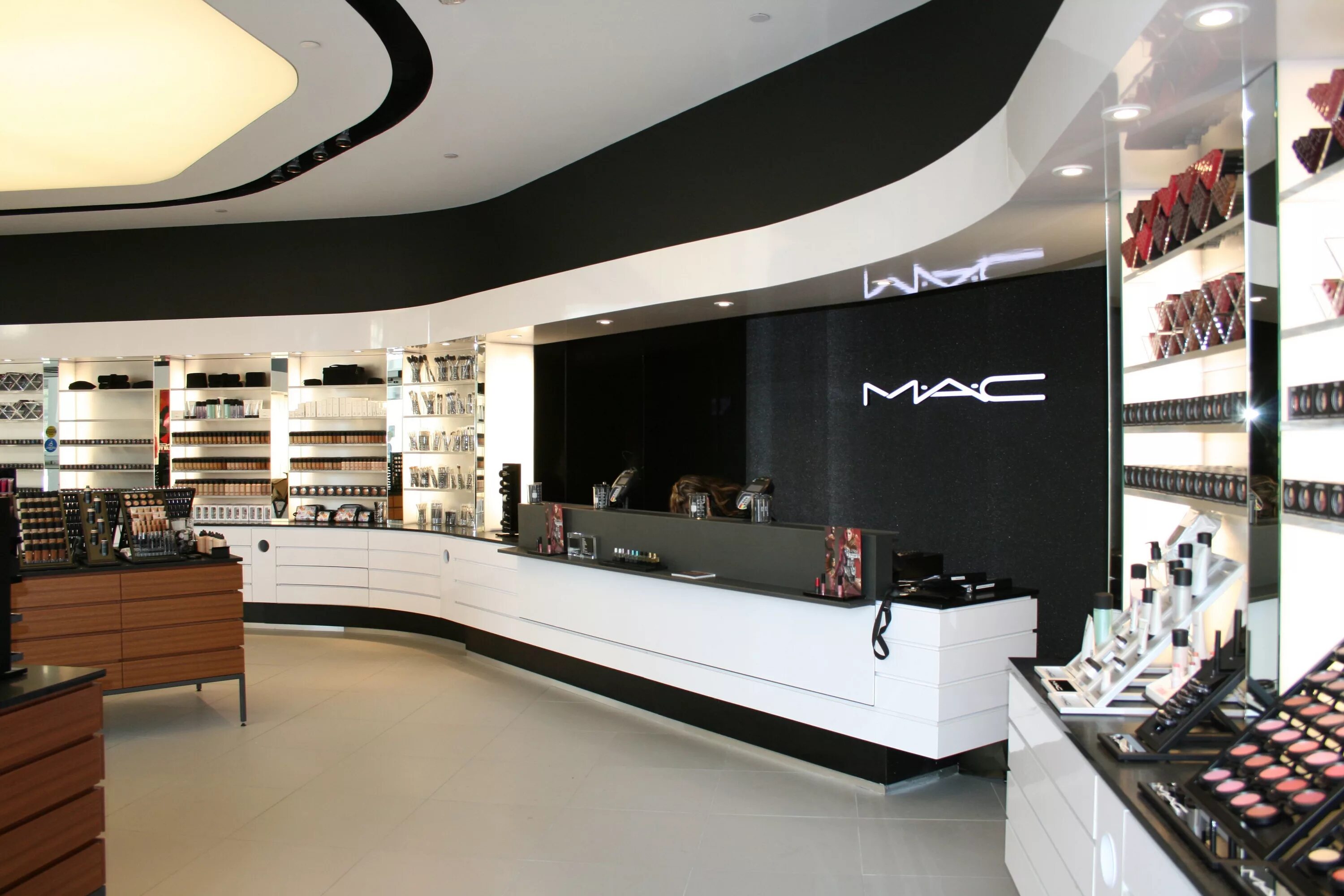 Mac shop ru. Красивый магазин косметики. Mac магазин косметики. Интерьеры магазина Mac. Крутой магазин косметики.