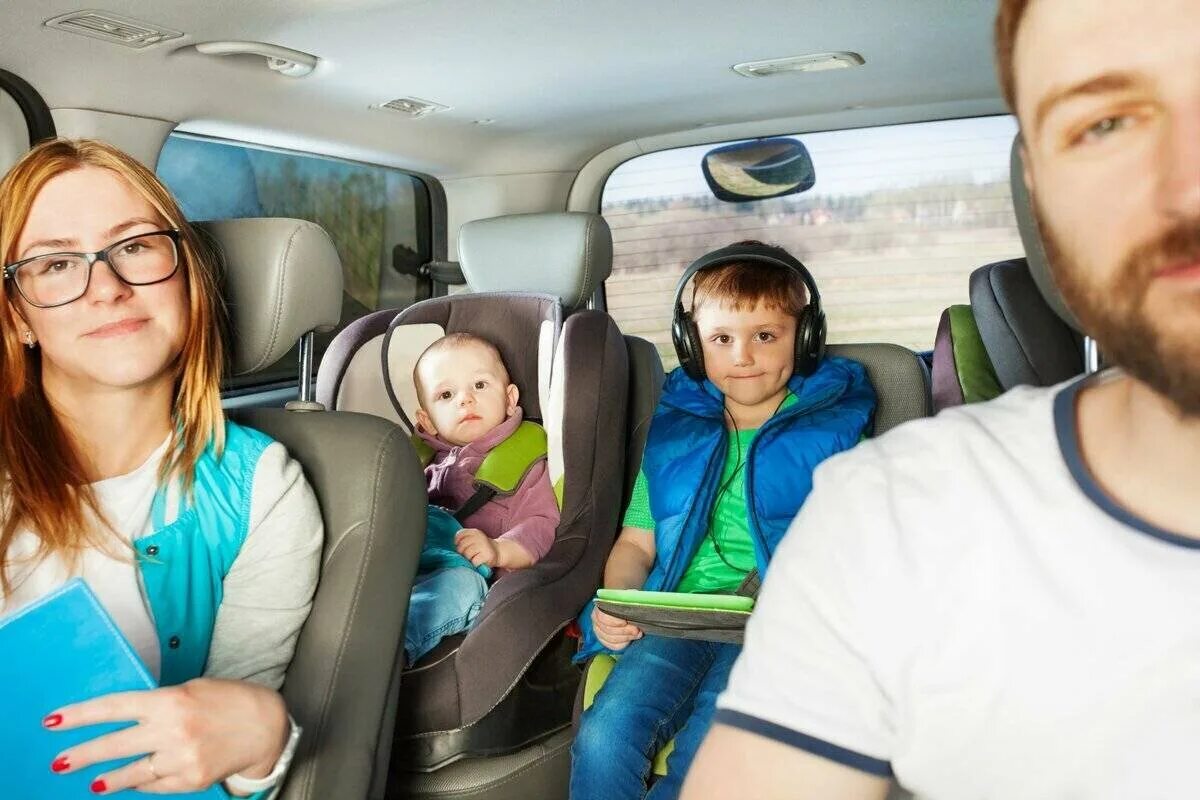 Семья путешествует. Поездка с детьми на машине. Автопутешествия с детьми. Семья с автомобилем. A dusty trip как ехать