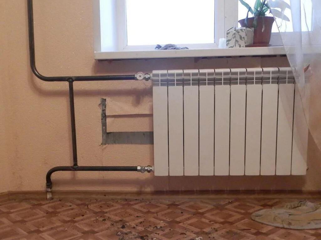 Установить радиаторы отопления квартире. Отопление в квартире. Батареи отопления. Радиатор в квартире. Монтаж отопления в квартире.