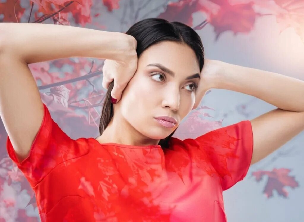 Close to her слушать. Упрямая женщина. Маленькие девочки с закрытыми глазами. Close to her слушать. He closes her eyes.