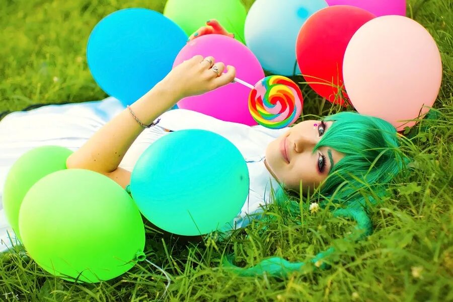Надуваем зеленые воздушные шарики. Яркие шары. Яркие воздушные шары. Фотосессия с воздушными шариками. Яркая фотосессия.