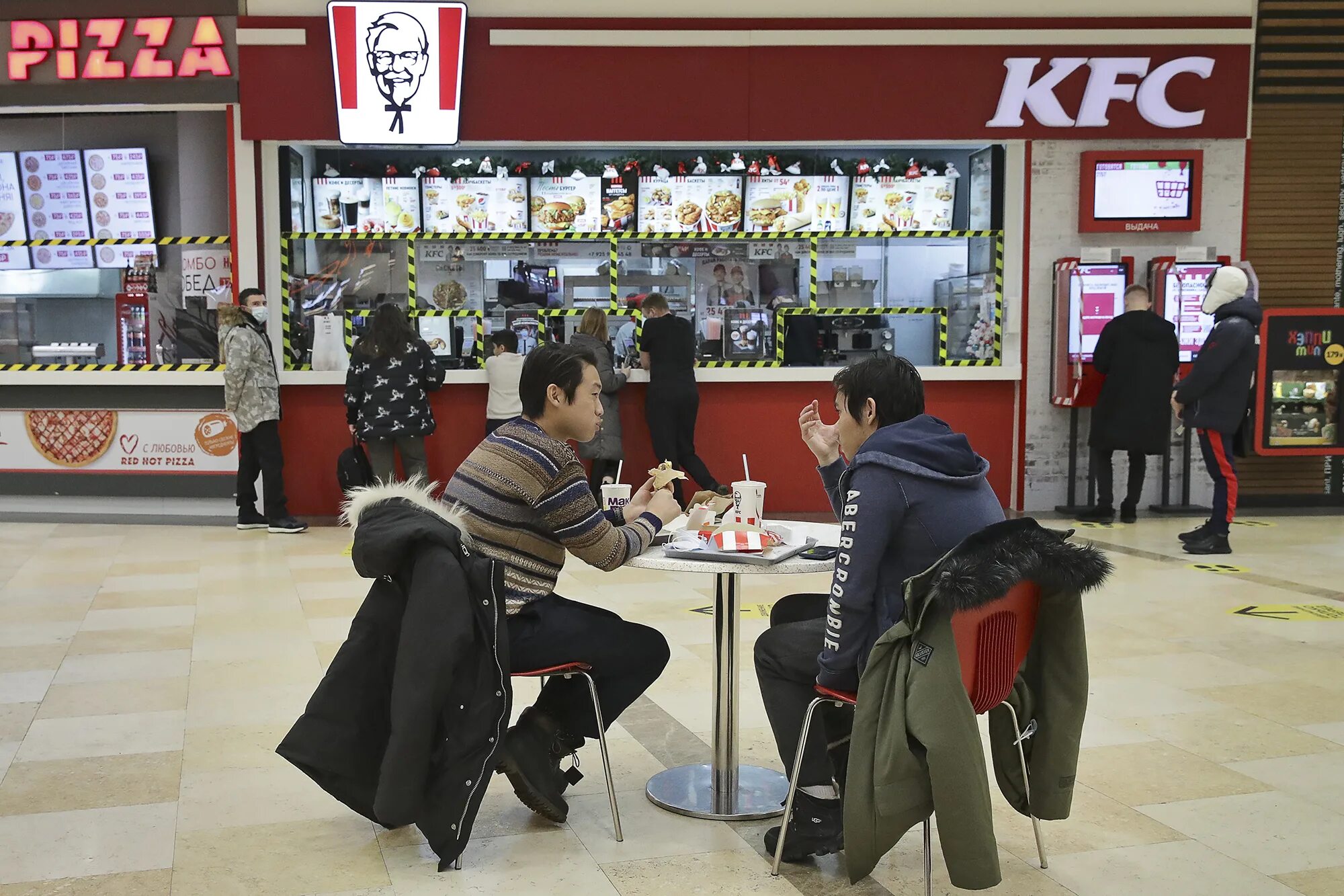 Kfc закрыли. Рестораны кфс сша. кфс рестораны в россии. kfc в россии закрывается. первый ресторан кфс в россии.