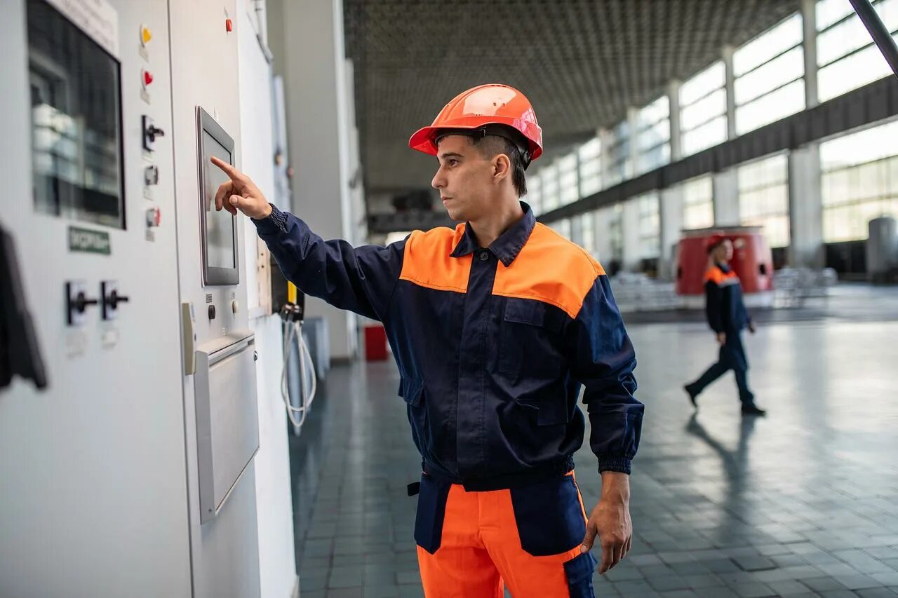 Работники гэс. En group вакансии. En group иркутск. Донецкий металлургический завод число сотрудников. Евросибэнерго гидрогенерация.