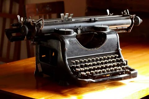 Пишущая машинка в работе