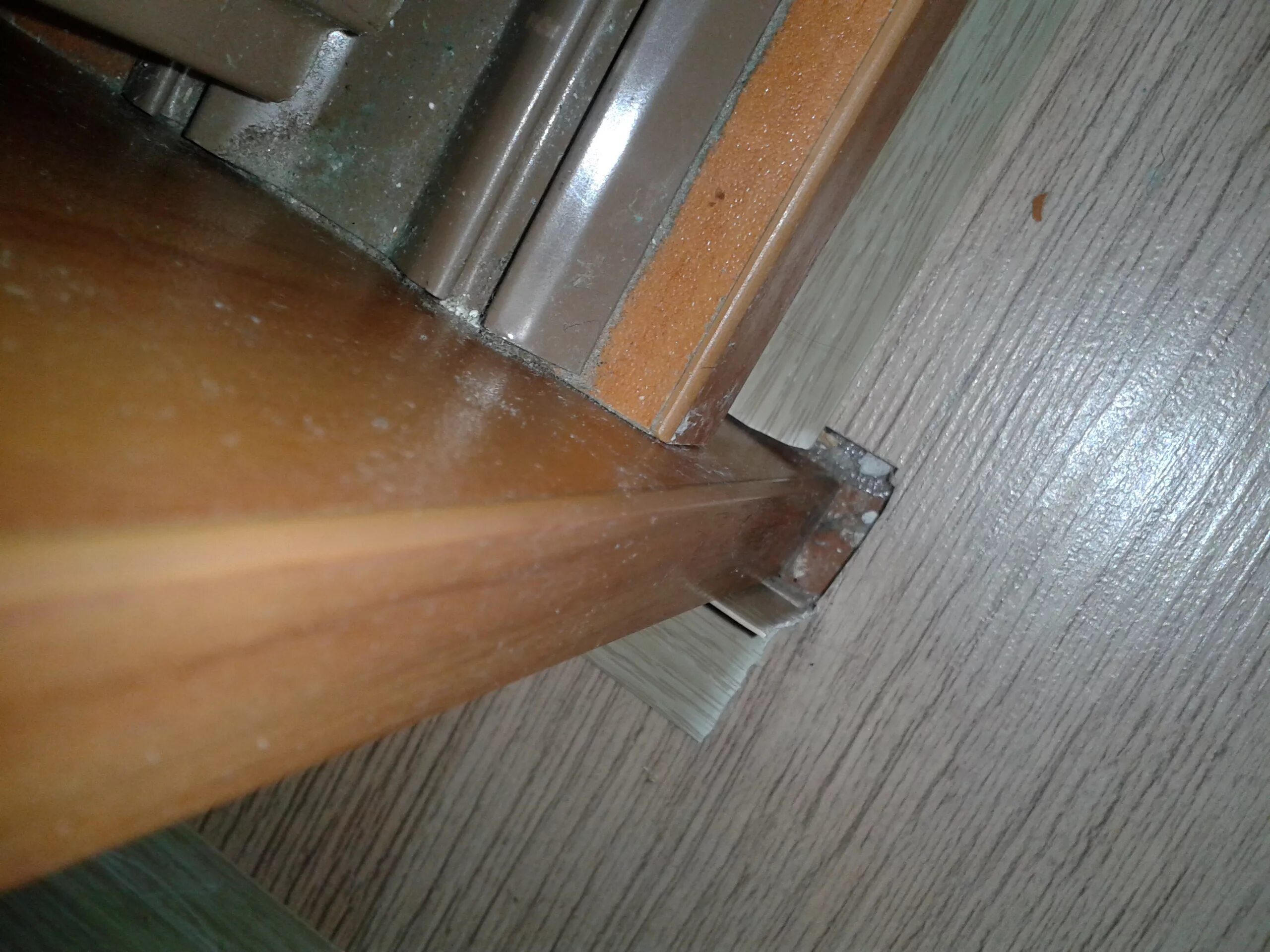 заполняем щели в ламинате. ламинат и дверная коробка. чем заделать щель между ламинатом. ламинат щели на стыках. чем заделать щель между ламинатом.